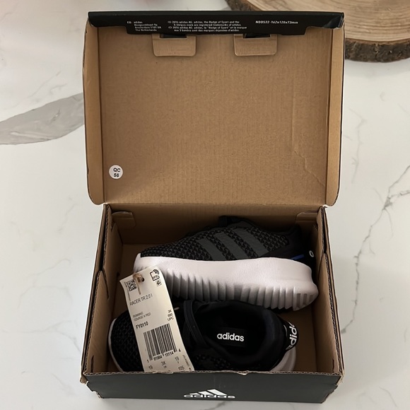 New in box with tags baby Adidas. Size 4k - Picture 2 of 6